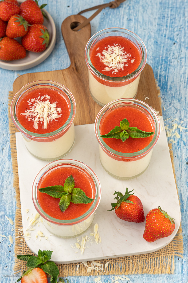 Panna Cotta mit Früchten.