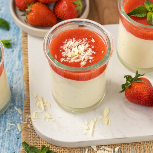 Cremige Panna Cotta mit Erdbeeren.