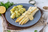 Spargel mit Sauce Hollandaise und Petersilienkartoffeln