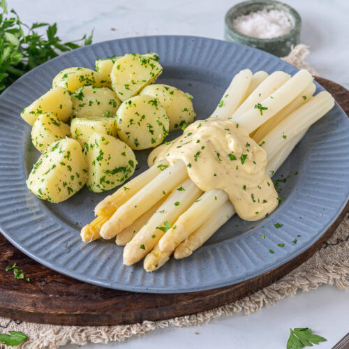 Spargel mit Sauce Hollandaise und Petersilienkartoffeln