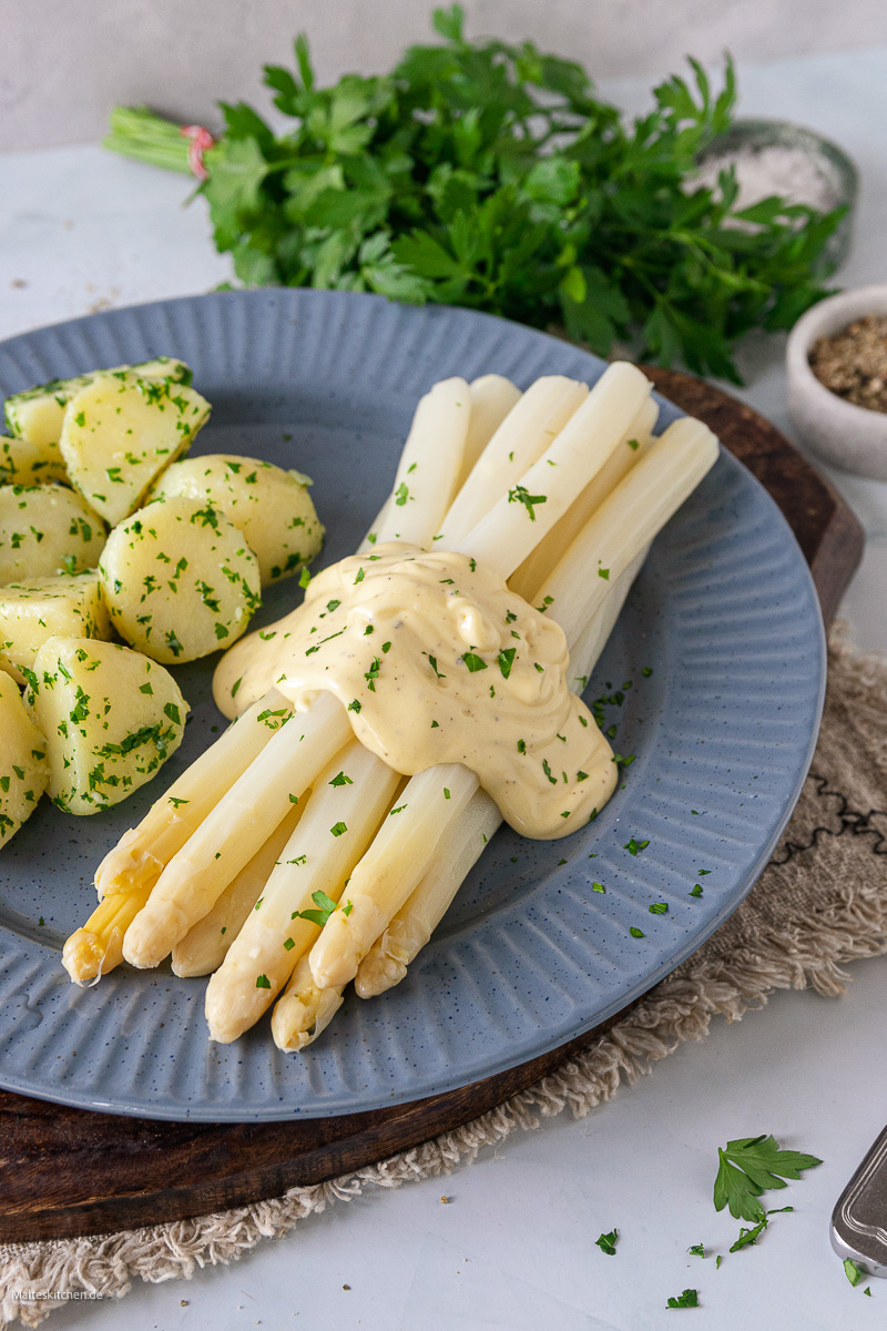 Leckerer deutscher Spargel mit Kartoffeln.