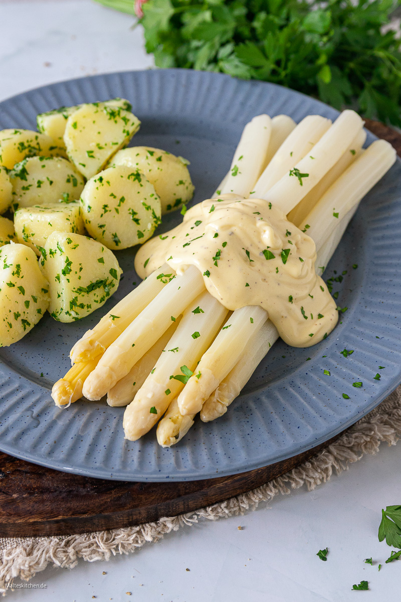 Leckerer Spargel mit Sauce Hollandaise und Petersilienkartoffeln.