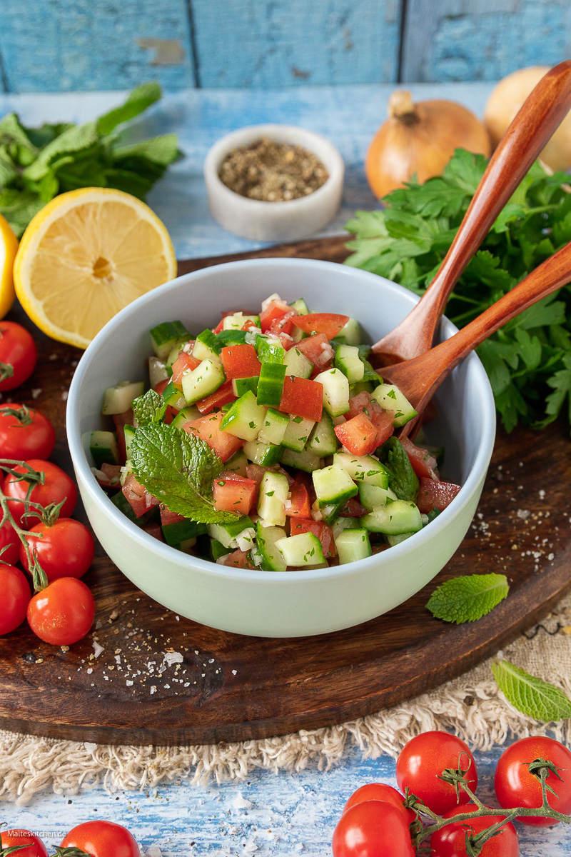 Erfrischender Tomaten-Gurken-Salat.