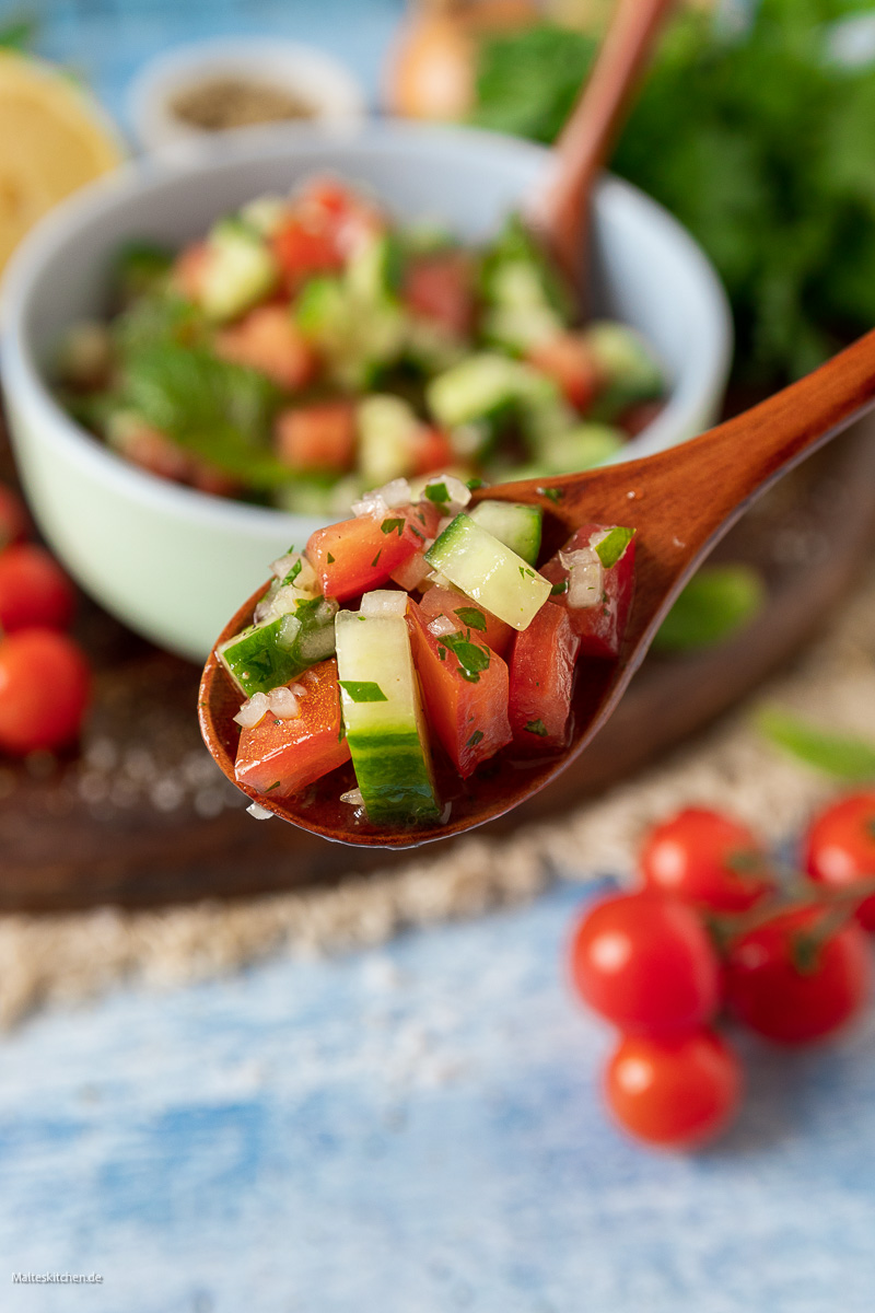 Knackiger Salat mit Tomaten und Schlangengurke.