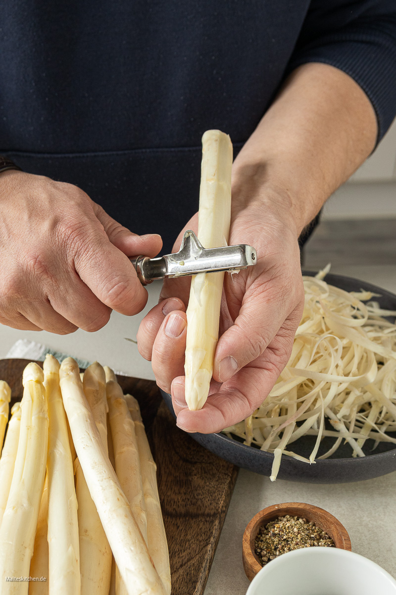 Spargel schälen