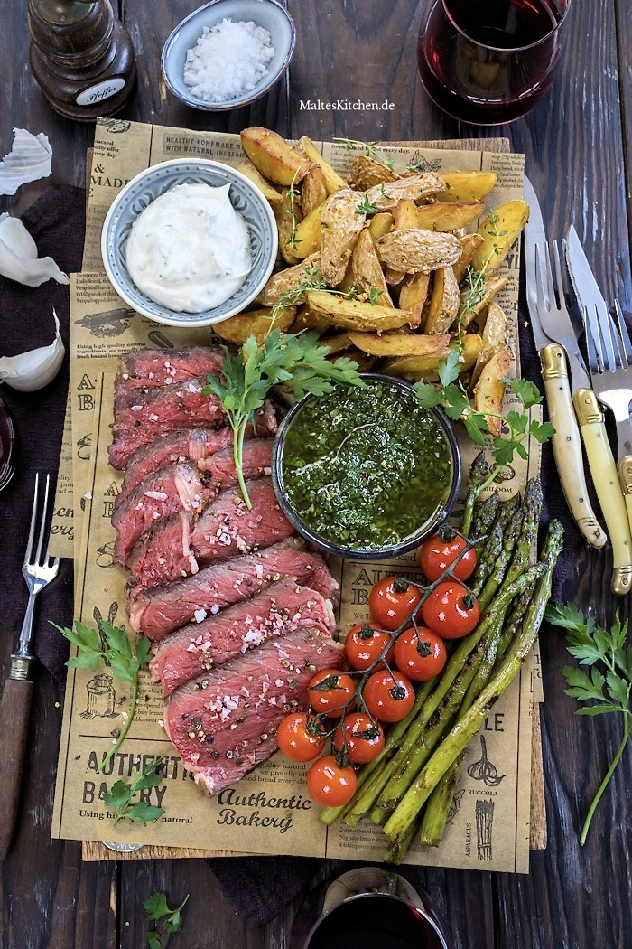 Gegrilltes Tomahawk mit Chimichurri.