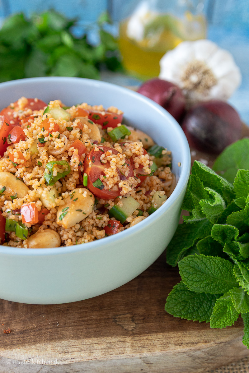 Salat mit Gurken, Tomaten und Mandeln.
