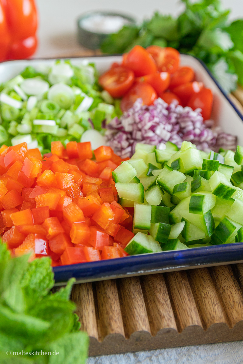 Gurke, Tomate, Zwiebeln für den Couscous-Salat