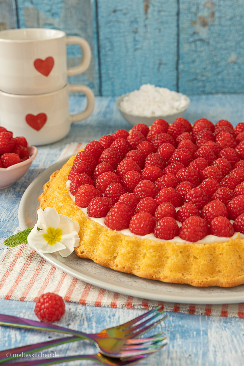 Kuchen mit Himbeeren und lockerem Boden aus Biskuit.