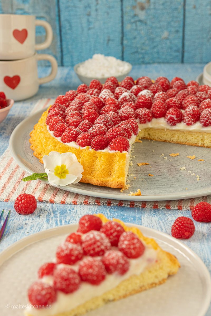 Einfacher Kuchen mit Himbeeren und Tortenboden.