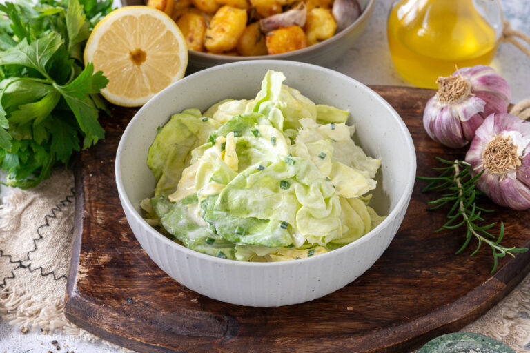 Sommerlicher Kopfsalat mit Omas Dressing