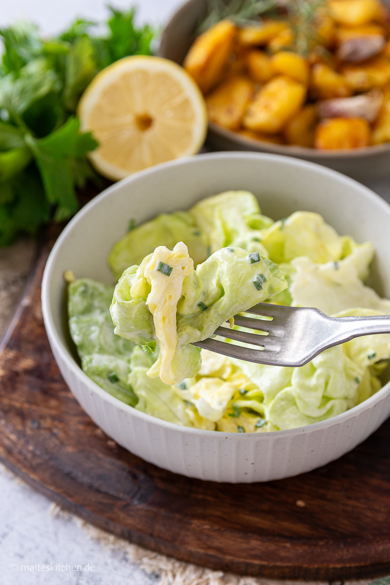 Knackiger Kopfsalat mit Dressing aus Zitrone und Sahne.