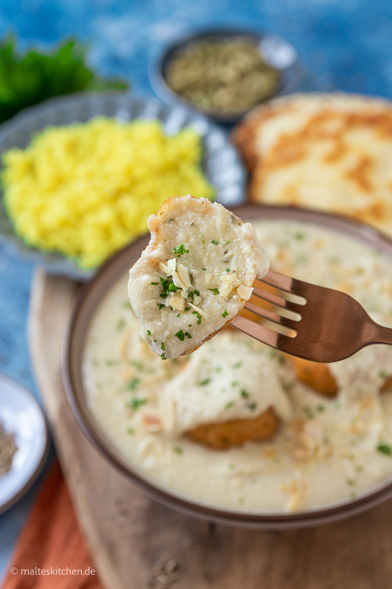 Zarte Paneer-Kartoffel-Bällchen in Nusssoße.