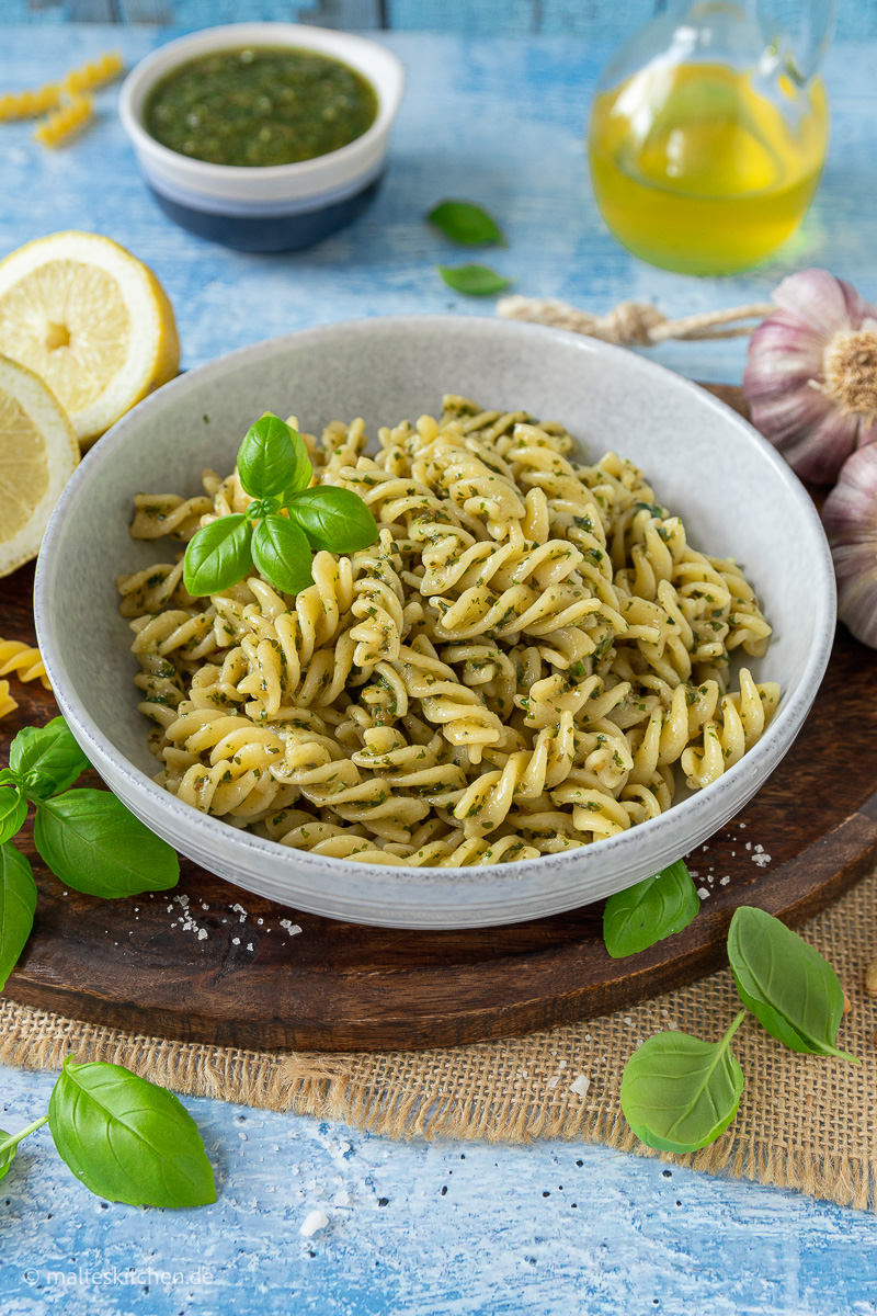 Nudeln mit Basilikum-Pesto.