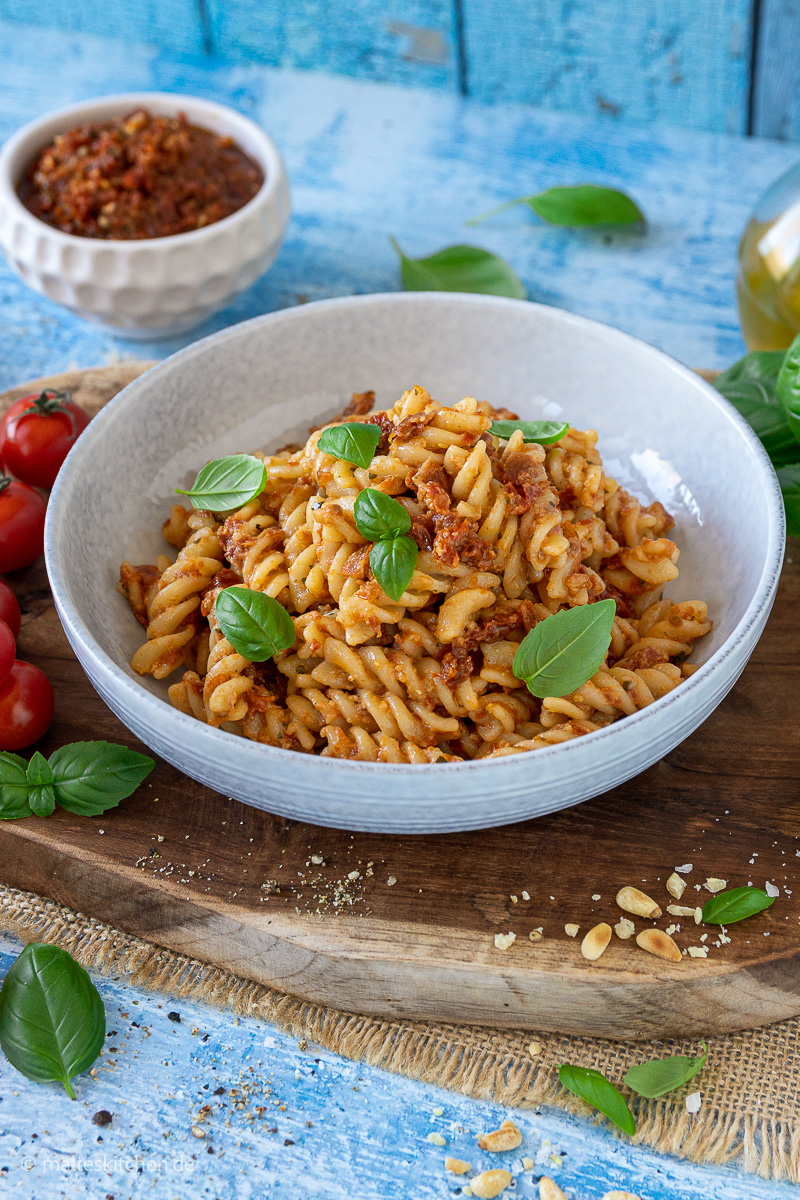 Nudeln mit rotem Pesto.