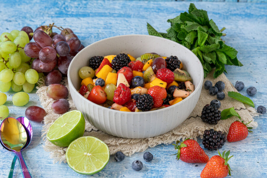 Obstsalat mit Mango, Beeren und Honig