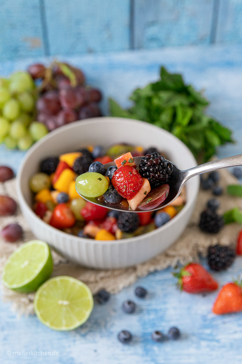 Leckerer Obstsalat mit Minze und Honig für den Sommer.