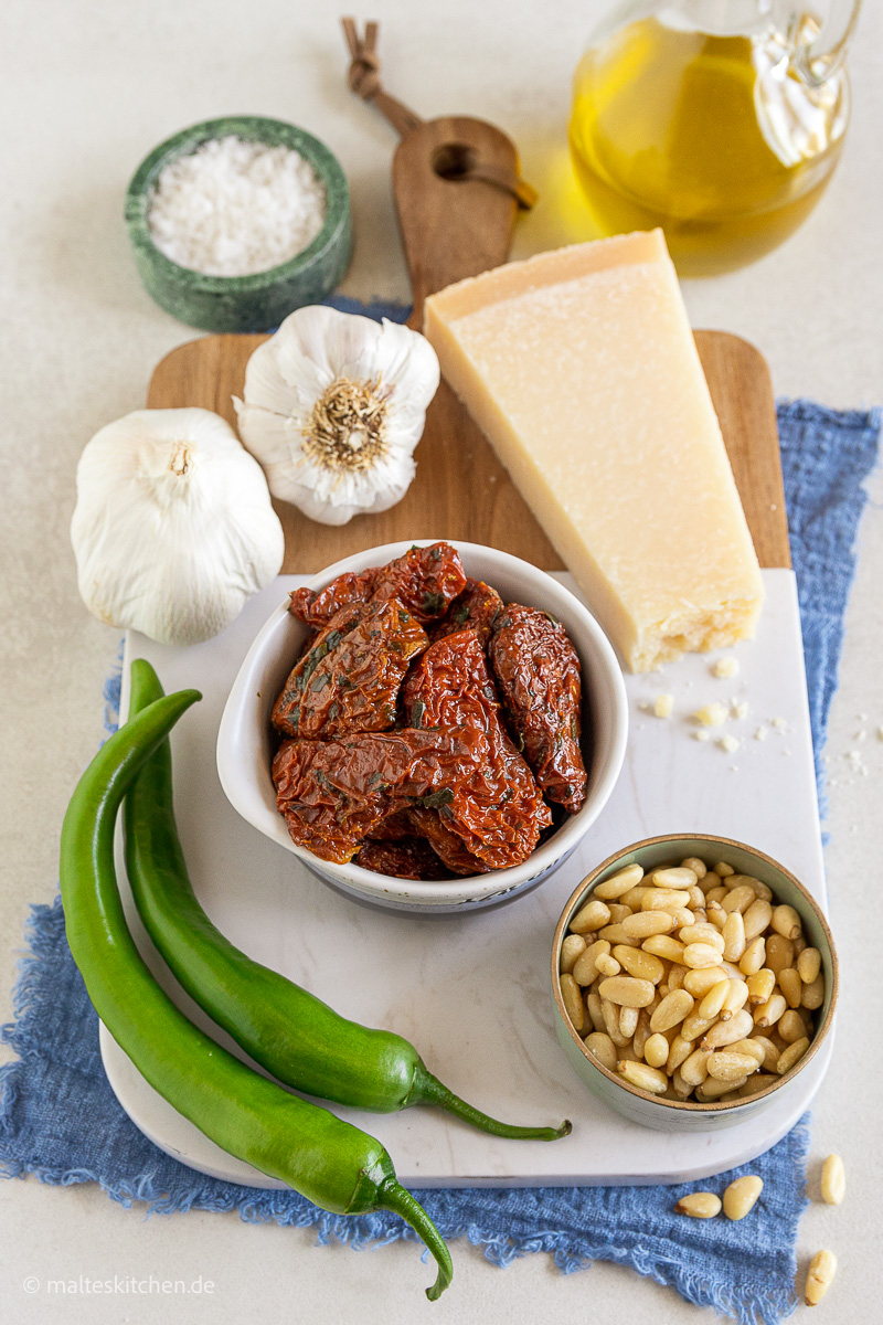 Zutaten für das rote Pesto.