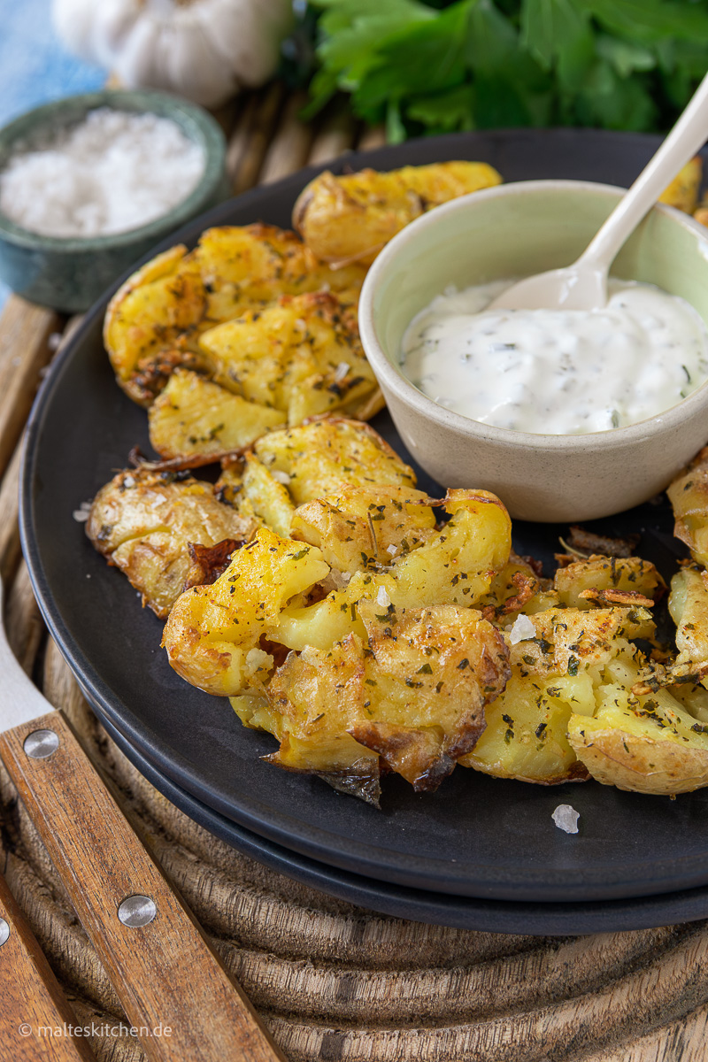 Knusprige zerdrückte Kartoffeln aus dem Backofen.