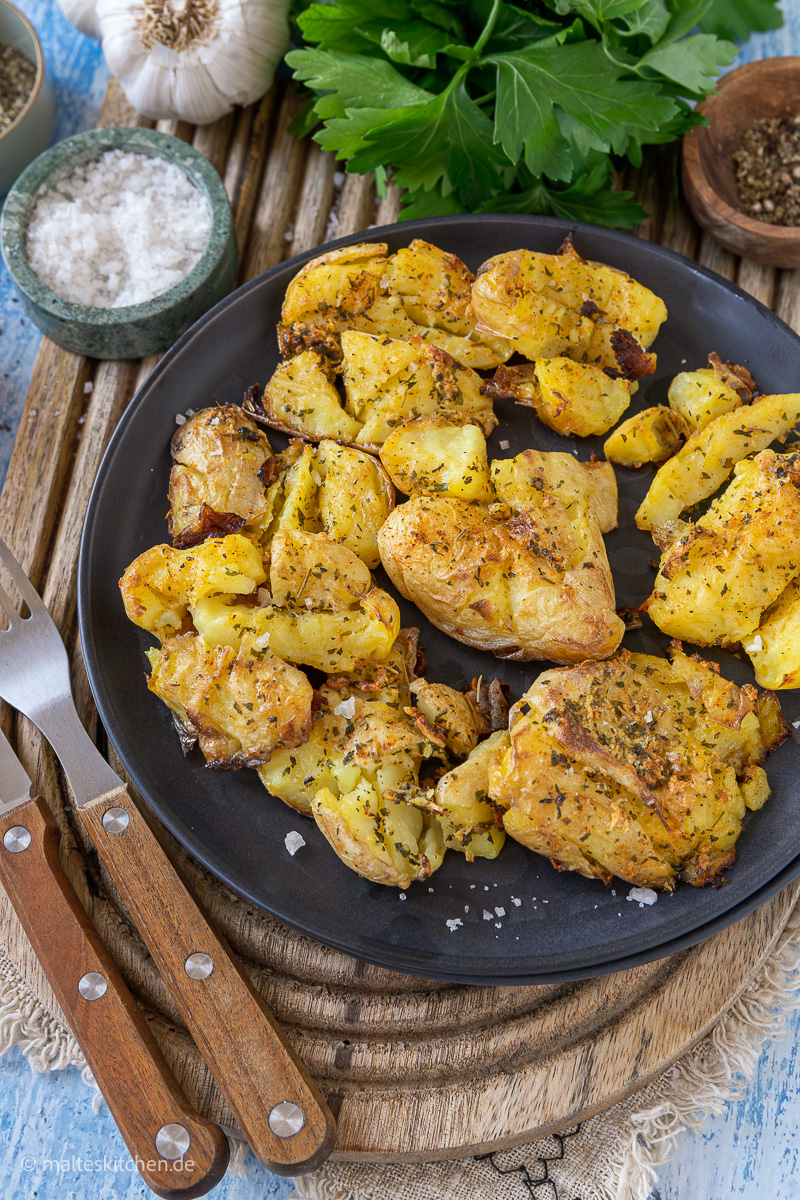 Einfache Smashed Potatoes aus dem Ofen.