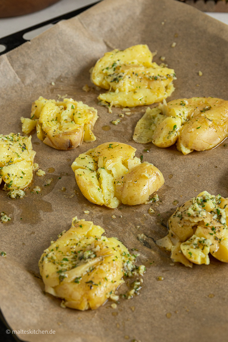 Quetschkartoffeln auf dem Backblech.