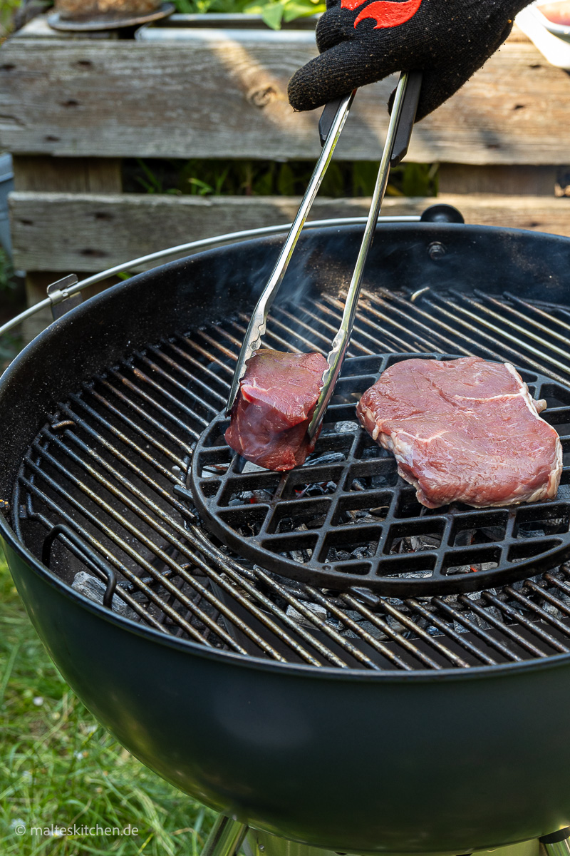 Steaks auf dem Kugelgrill grillen.