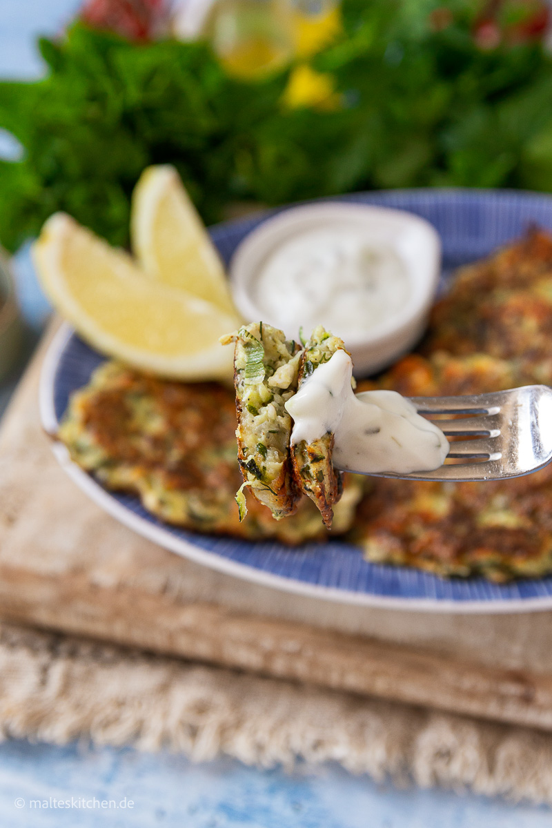 Zucchinipuffer mit Minze.
