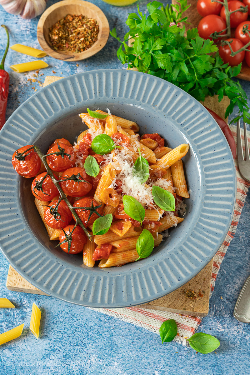 Pasta mit Tomaten und Chilischoten.