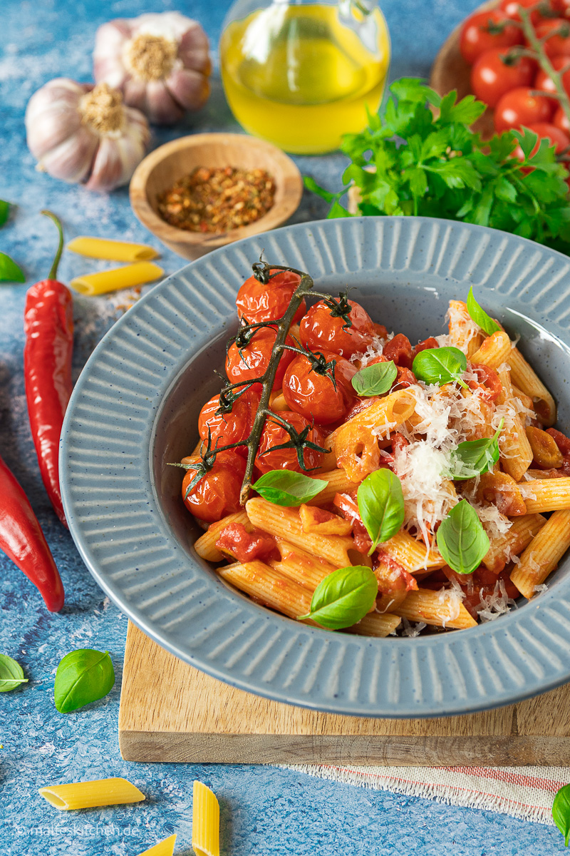 Leckere Penne all'arrabbiata mit feuriger Tomatensauce.