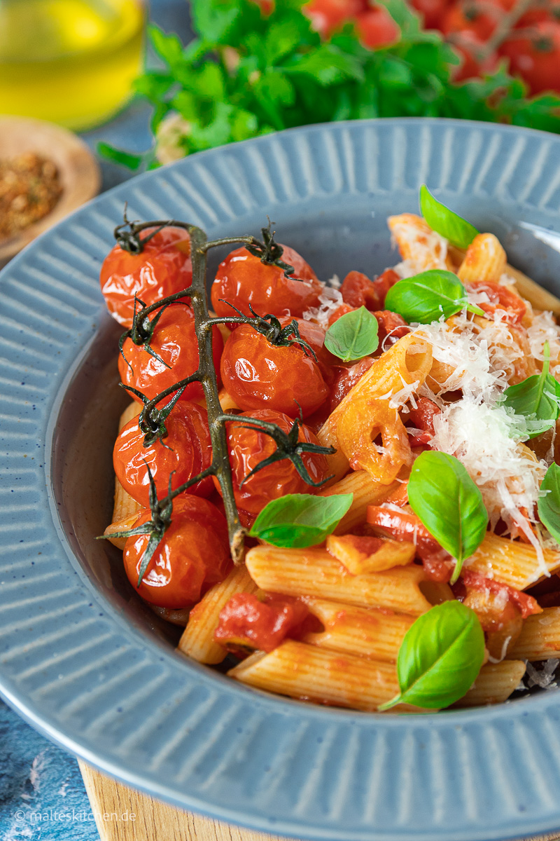 Italienische Pasta all arrabbiata mit Tomatensoße und Chilischoten