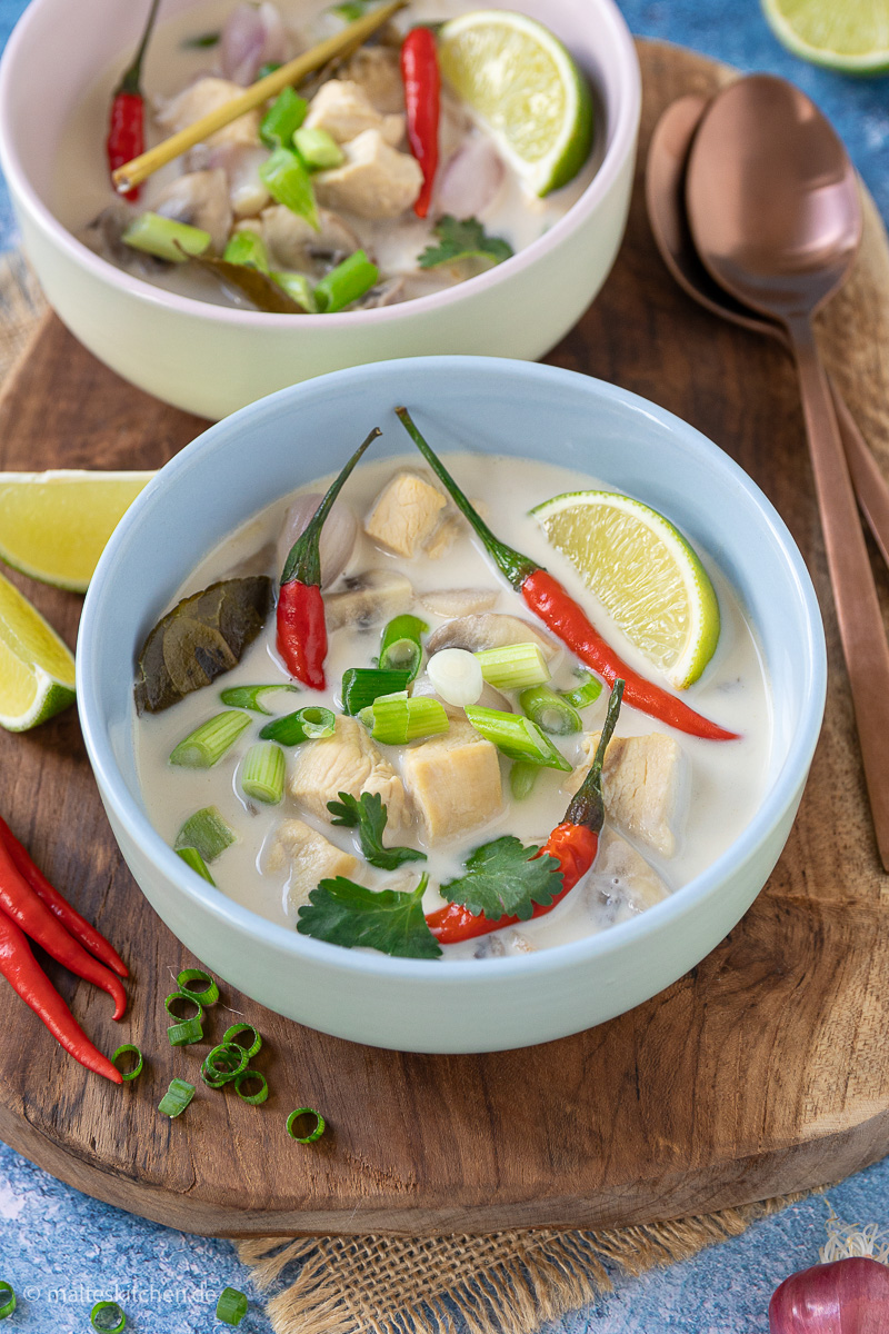 Suppe mit Hähnchen und Kokosmilch.