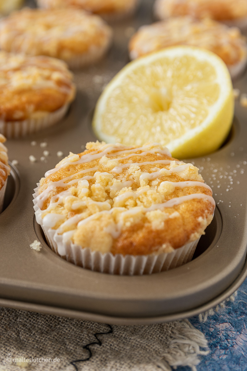 Zitronenmuffins mit Streusel und Zuckerguss.