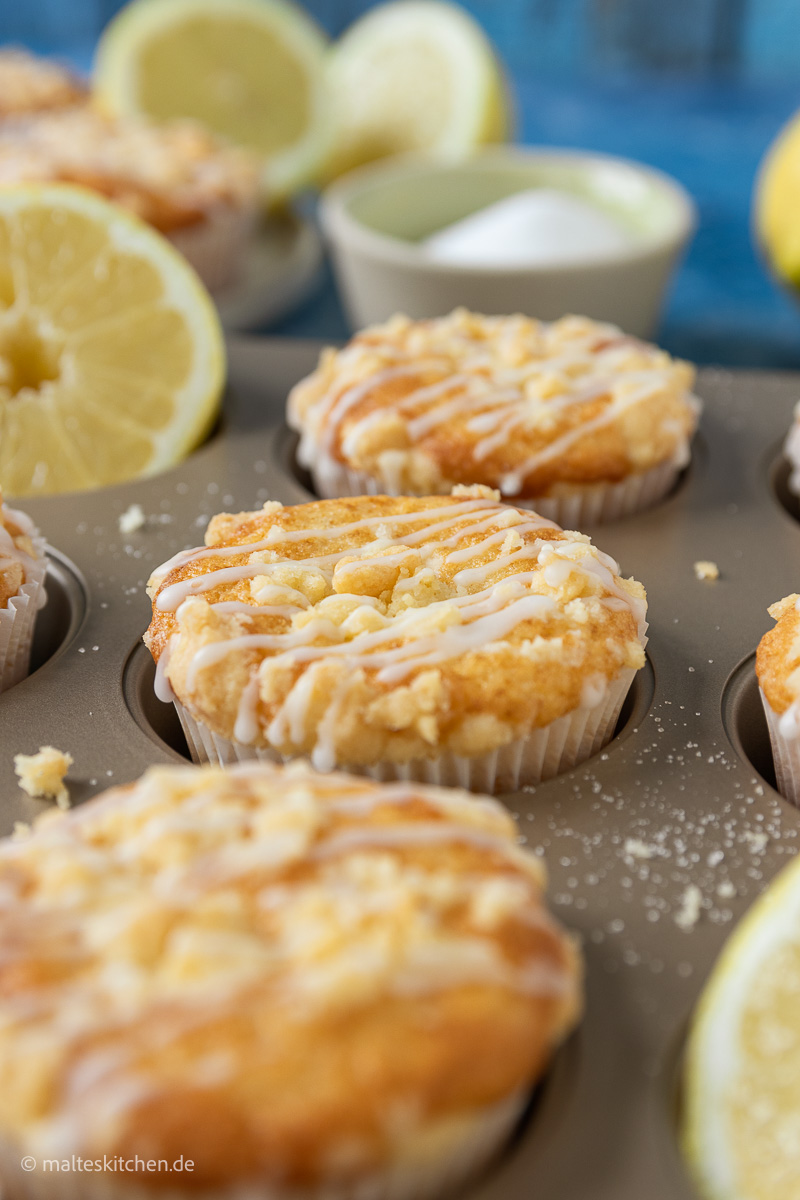 Fluffige Zitronenmuffins mit Zitronenguss.