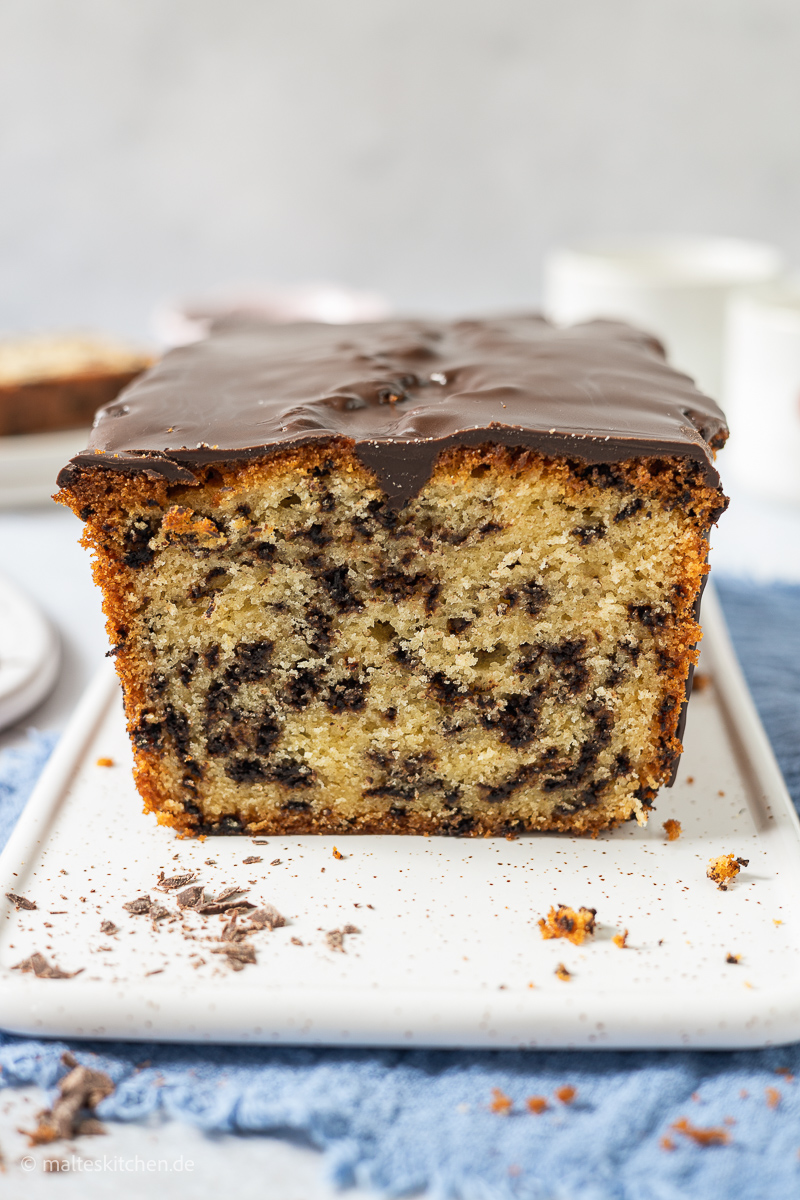 Saftiger Rührkuchen mit Schokolade.