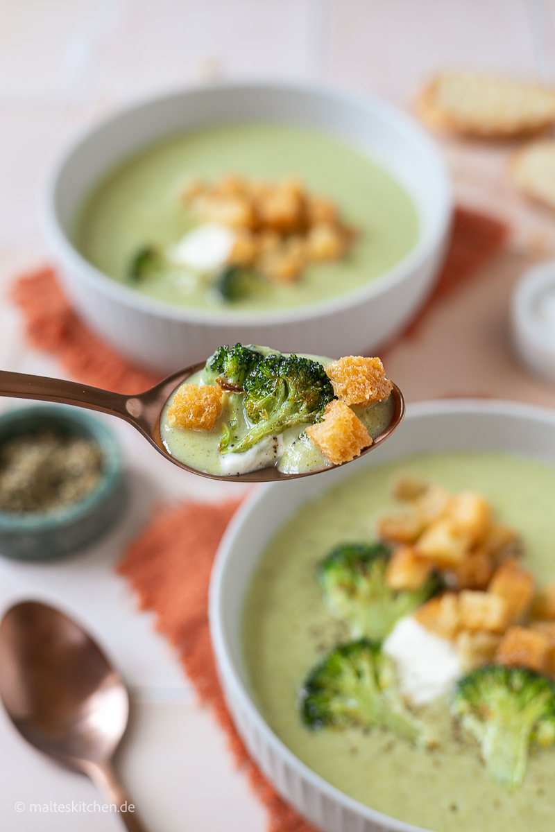 Leckere Suppe mit Brokkoli und knusprigen Croûtons