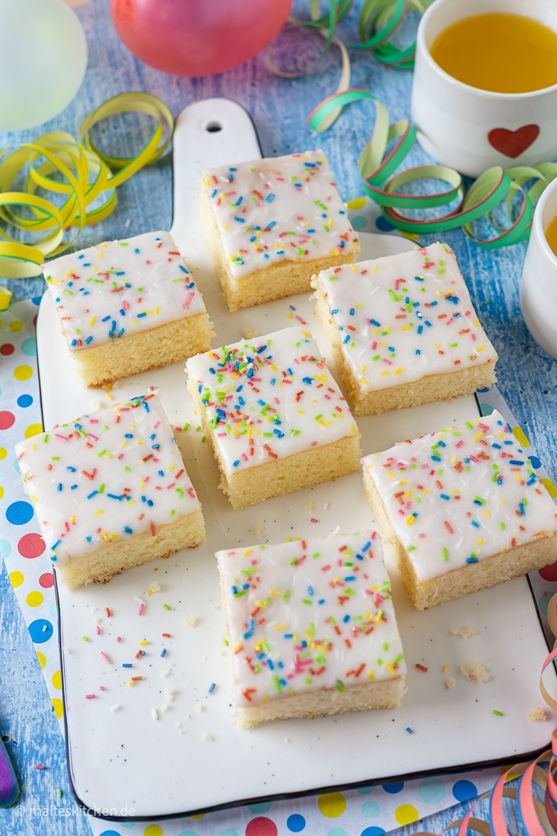 Fantakuchen mit Zuckerguss und bunten Streuseln.