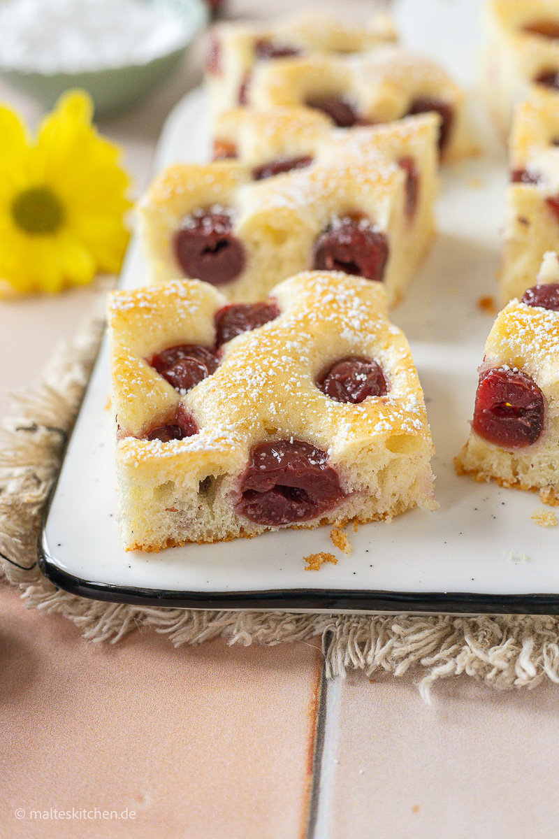 Saftiger Kirschkuchen vom Blech