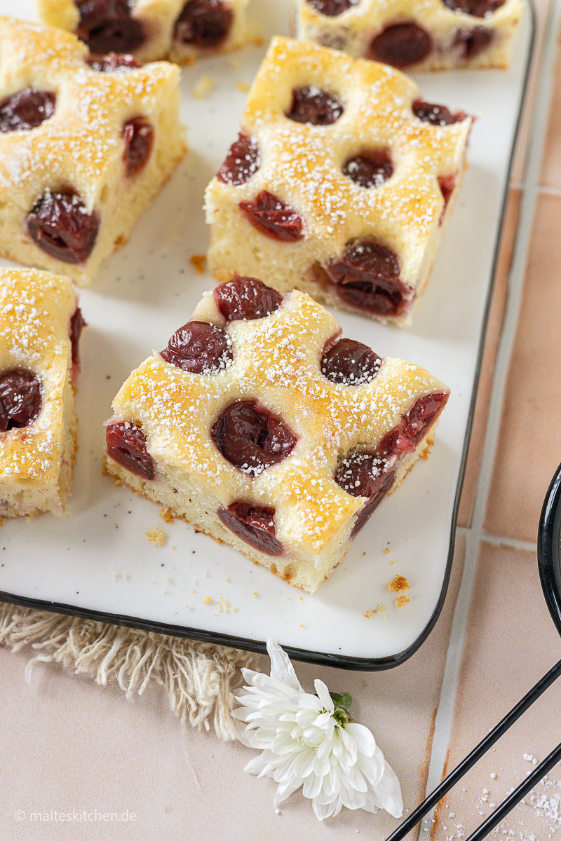 Rührkuchen mit Kirschen vom Blech.
