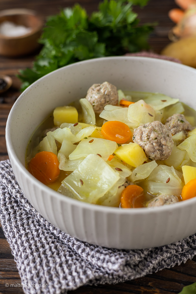 Omas Kohlsuppe mit Hackfleischbällchen.