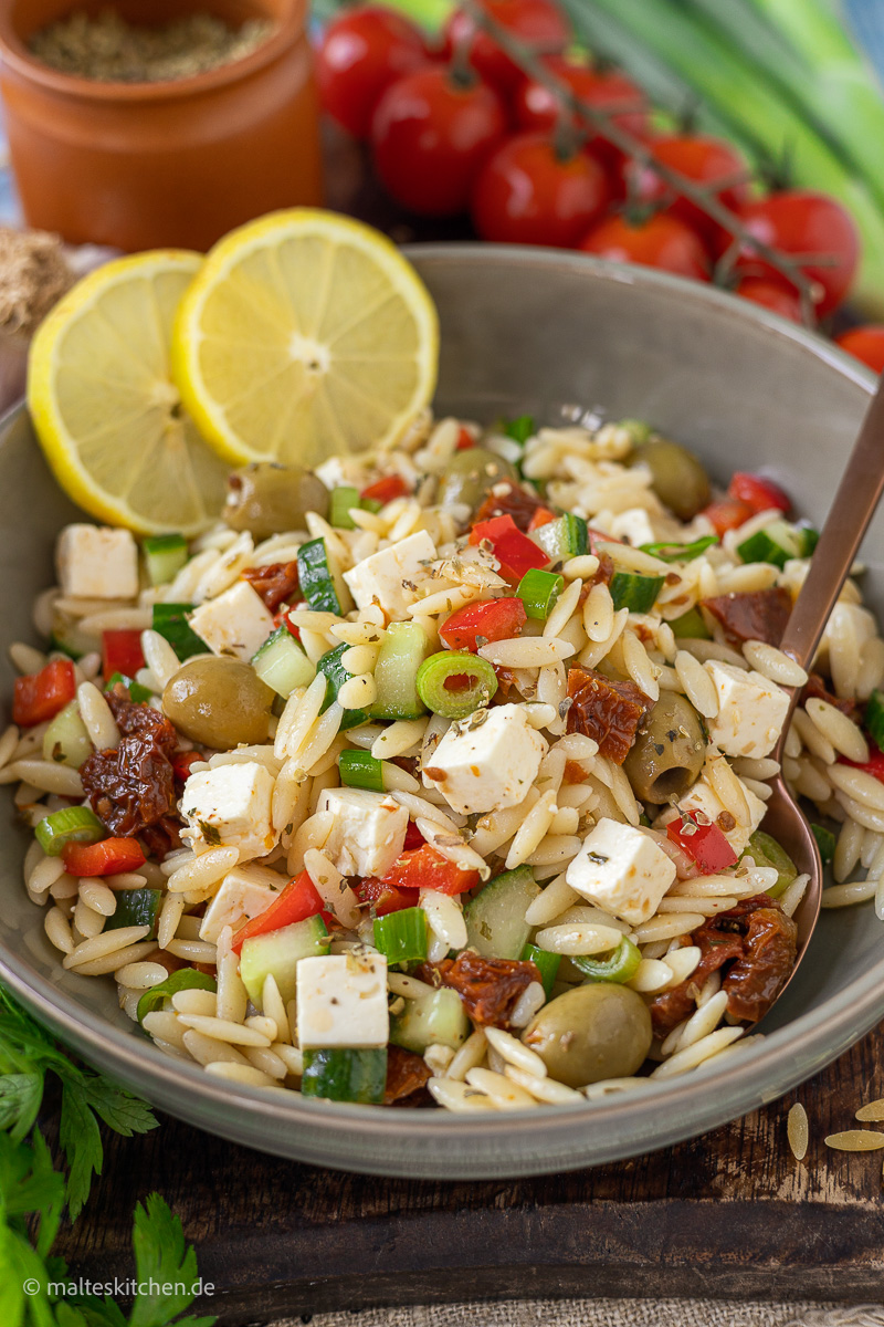 Kritharaki Salat | griechischer Nudelsalat mit Feta