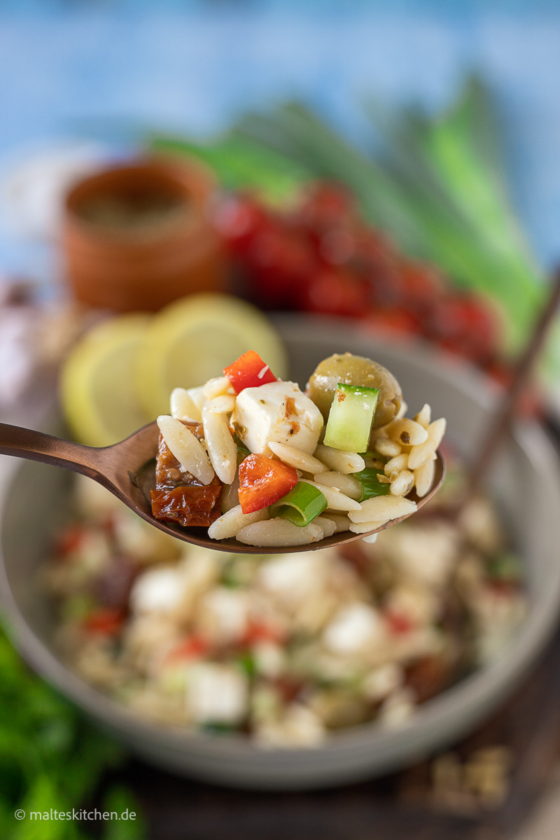 Leckerer Nudelsalat auf griechische Art.