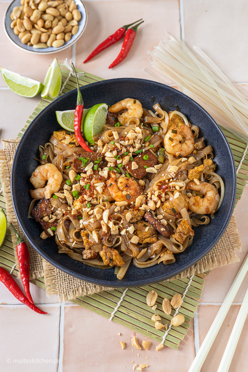 Köstliches Pad Thai mit Reisbandnudeln, Garnelen und Koriander.