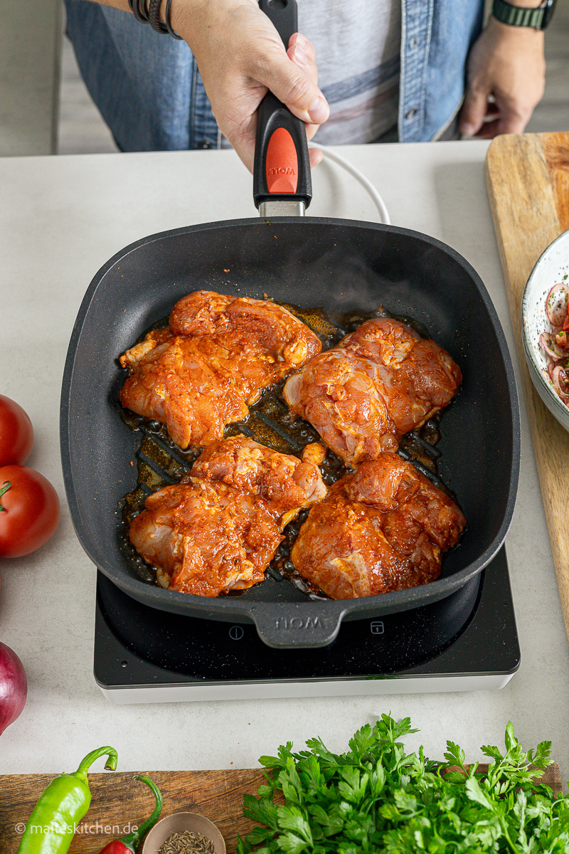 Hähnchenkotletts in der Grillpfanne grillen.