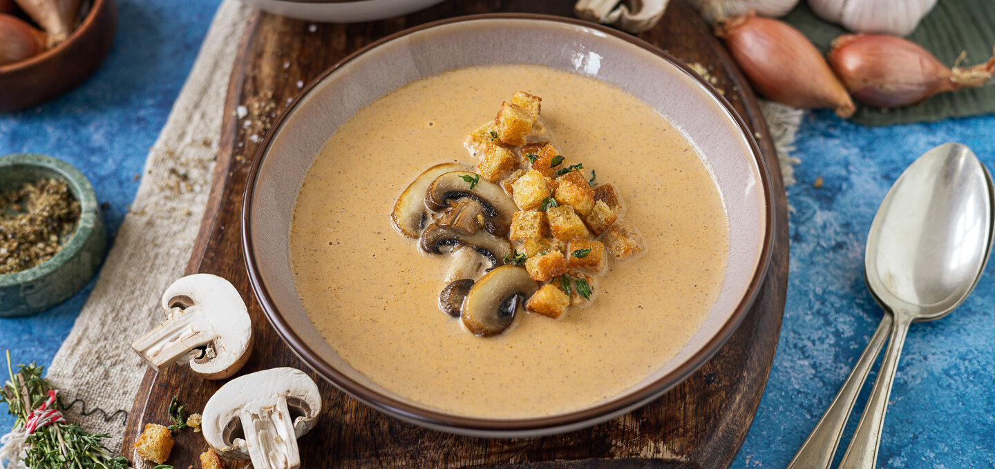 Champignoncremesuppe mit Croûtons und Champignons