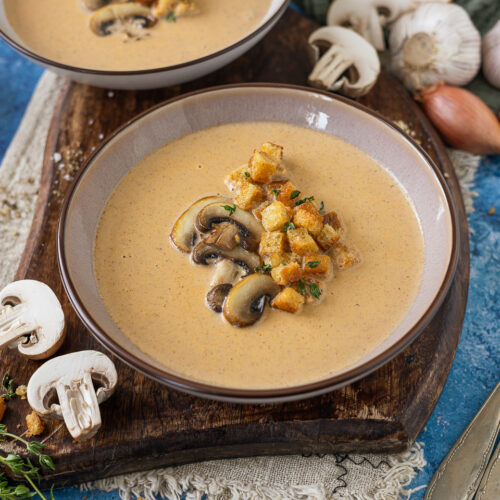 Champignoncremesuppe mit Croûtons und Champignons