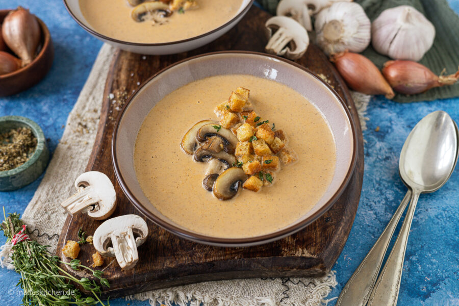 Champignoncremesuppe mit Croûtons und Champignons