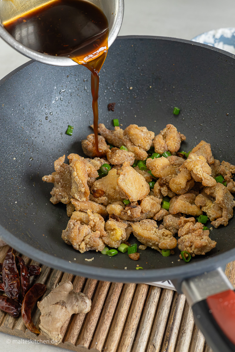 Hähnchen braten im Wok