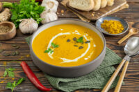 Kürbissuppe mit Curry, Kokosmilch & Ingwer