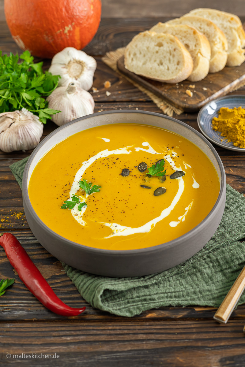 Kürbissuppe mit Curry, Kokosmilch & Ingwer.