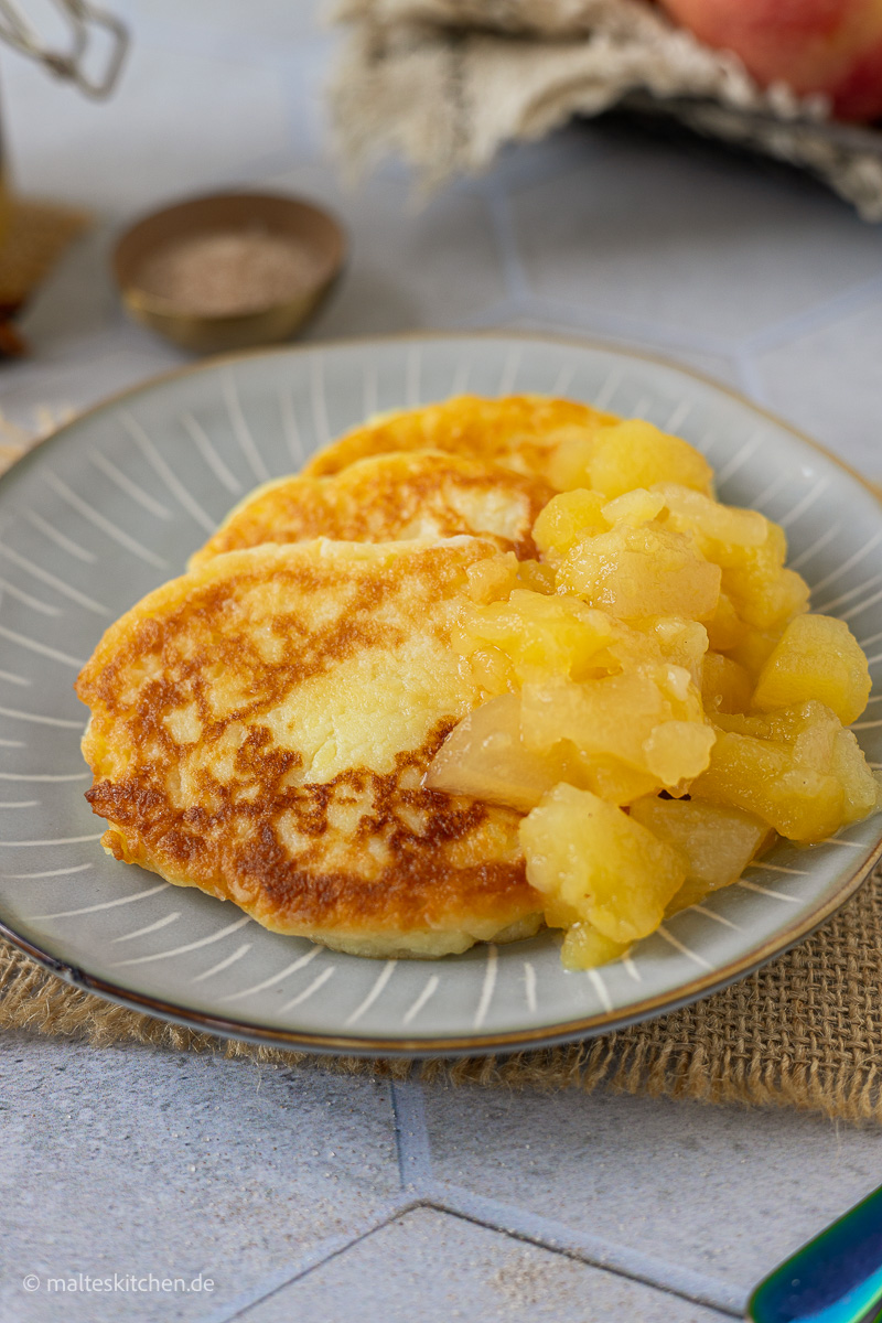 Apfelkompott schmeckt gut, zu den Quarkkeulchen.